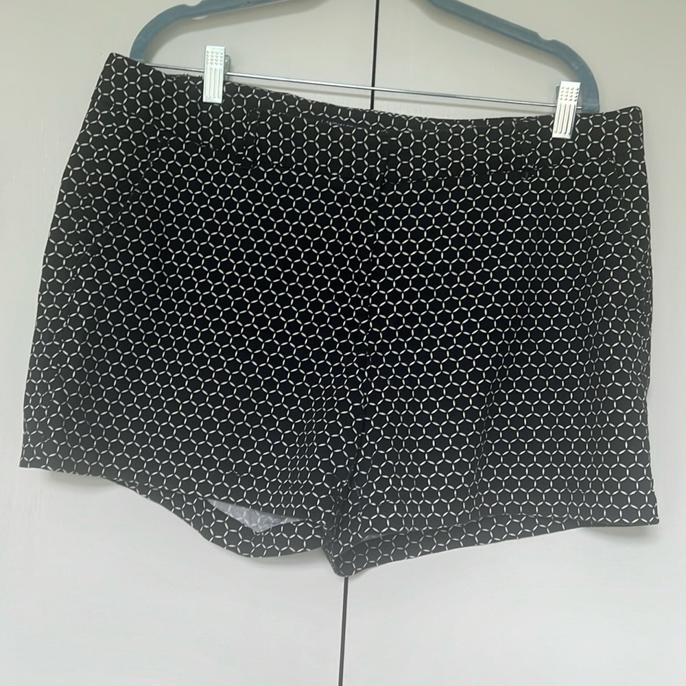 Land 'N Sea Black and White Print Womens Shorts, Size 14